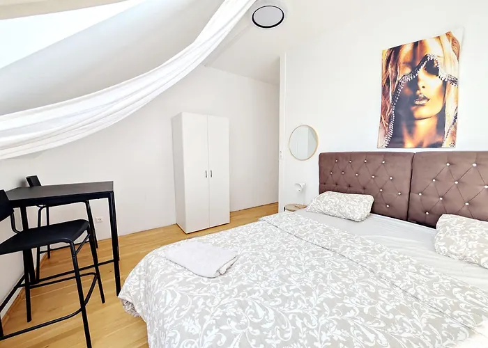 Apartment Charming At Maerzstrasse Close To Attractions Mz